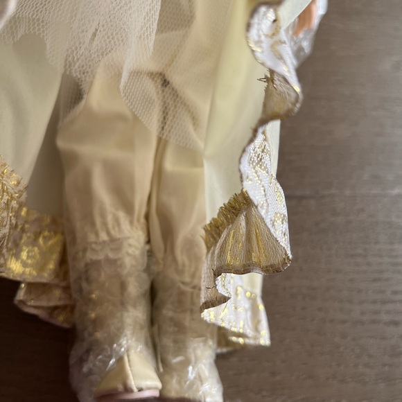 Vintage Winter Porcelain Doll, Lauren, Heritage Signature Collection - Picture 8 of 16